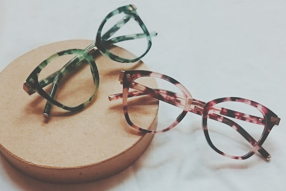 Výhody online nakupování dioptrických brýlí, dioptrické brýle Prada dostupné na eyerim, eyerim flatlay